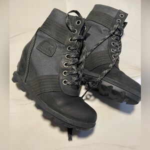 Sorel wedge boots lace up 8